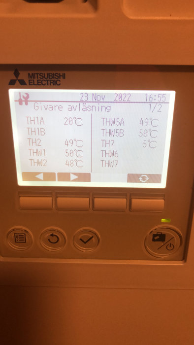 En kontrollpanel för Mitsubishi Electric visar temperaturer och tidsstämpel, uppenbarligen fler funktioner tillgängliga.