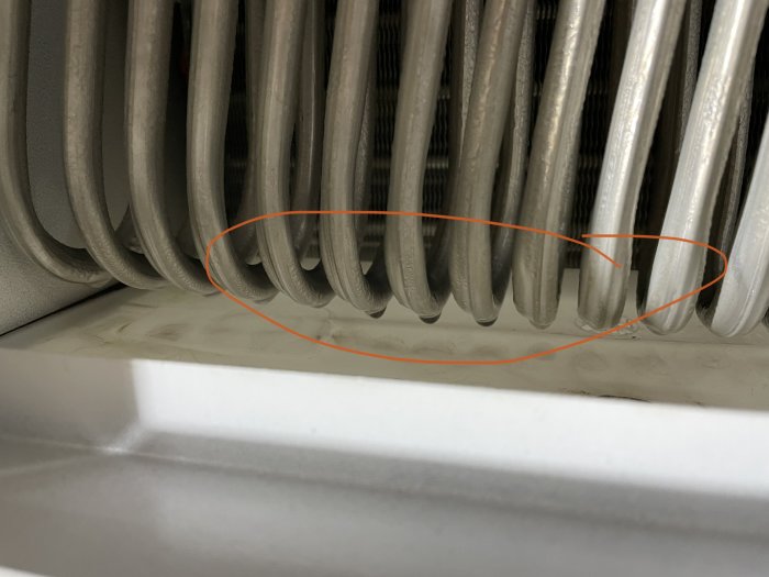 Ett element med markerat område i orange, möjligtvis indikerande smuts eller skada.