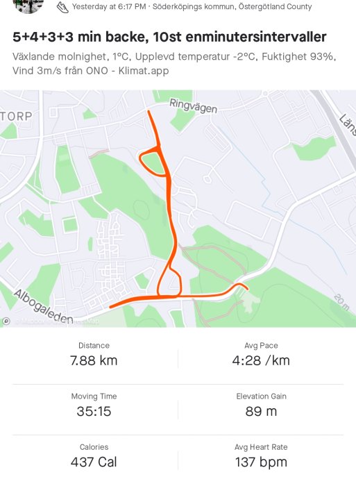 Kartskärm av löpaktivitet, 7,88 km, 35 minuter, intervallträning, kallt väder, löparens pulsdata.