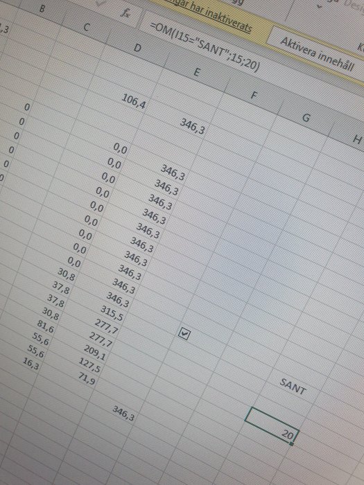Ett kalkylblad med numeriska data och en formel. "SANT" och "20" är synliga.