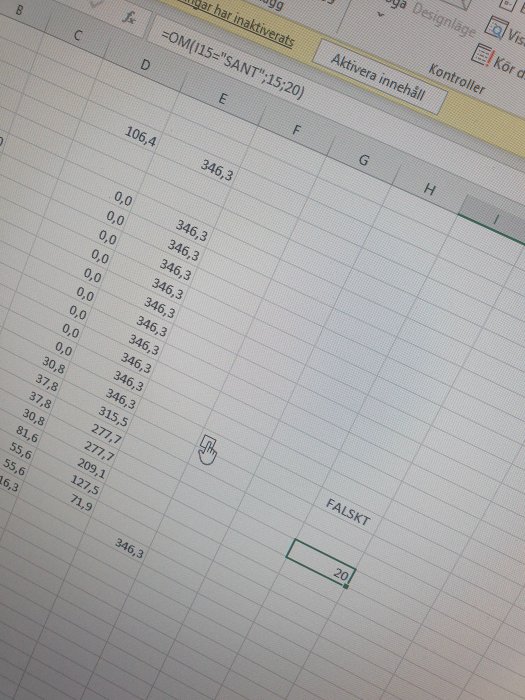 Excel-kalkylblad med data, formler, och en varning om inaktiverat innehåll på skärmen.