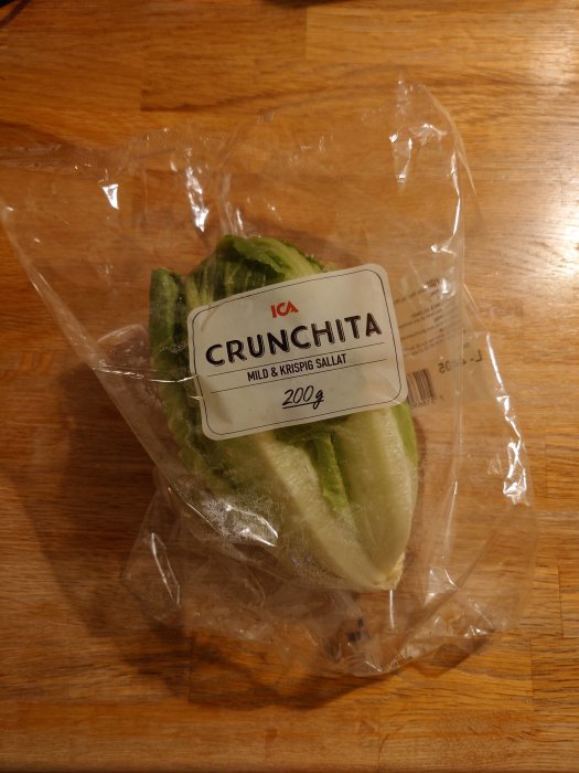 Påsen innehåller grön sallad, märkt "Crunchita", förpackad, 200 gram.