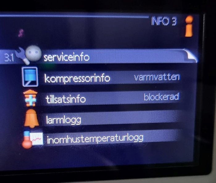 Digital skärm som visar meny för serviceinformation, kompressordata, tillsats och larmlogg på svenska.
