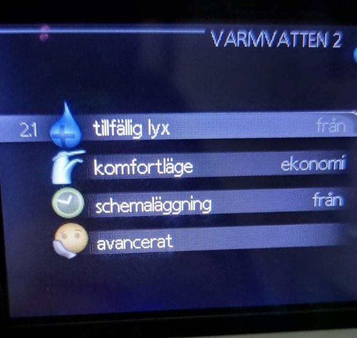 Digital display, vattenuppvärmningssystem, inställningsmeny, svenska, ikoner, "komfortläge" markerat.