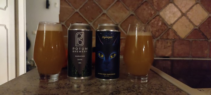 Två ölglas fyllt med hazy IPA, två burkar craft-öl, bryggerilogotyper, mot kakelvägg, inomhus, mysig atmosfär.