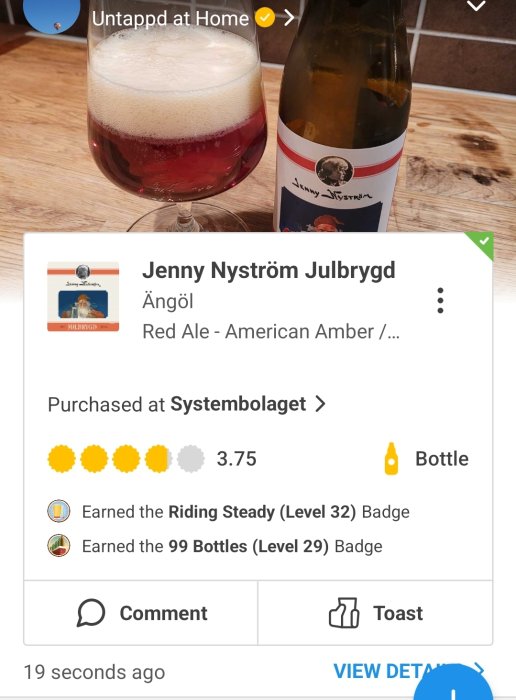 Ett glas röd ale och en ölflaska visas bredvid Untappd-appskärmdump med betyg och medaljer.