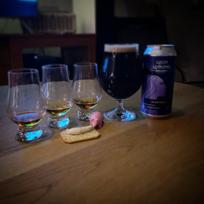 Whiskyprover, stoutöl, burk, snacks, mysigt, inomhus, bordsöverdrag.