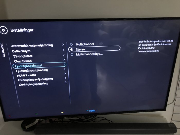 TV-skärm visar ljudinställningar på svenska, med fokus på ljuddistributionsformat och anslutet ljudsystem.