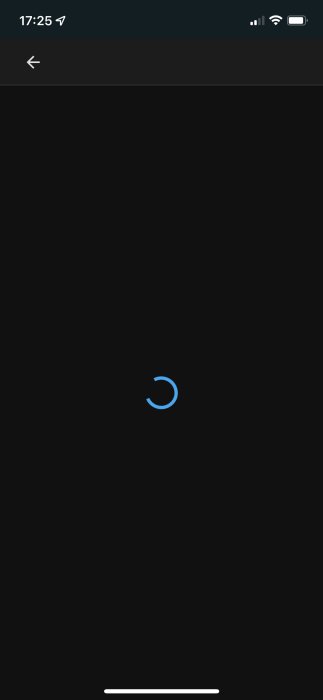Mobilskärmbild som visar laddningssymbol, mörk bakgrund, statusindikatorer uppe, ingen specifik innehåll.