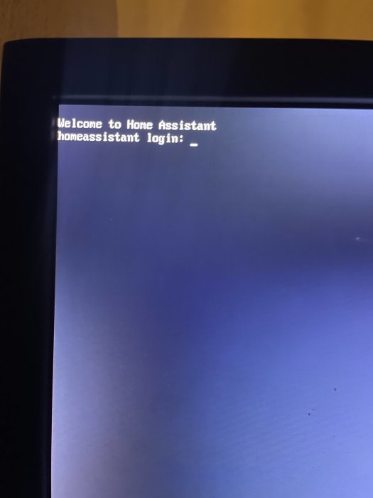 Dataskärm visar loginskärm för "Home Assistant", väntar på användarinloggning.