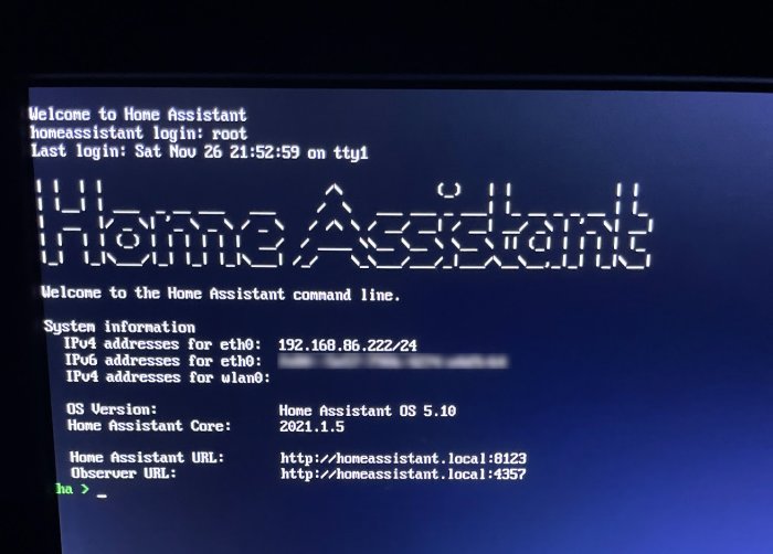 Skärmbild av Home Assistant kommandorad med systeminformation och nätverksadresser, på en monitor.