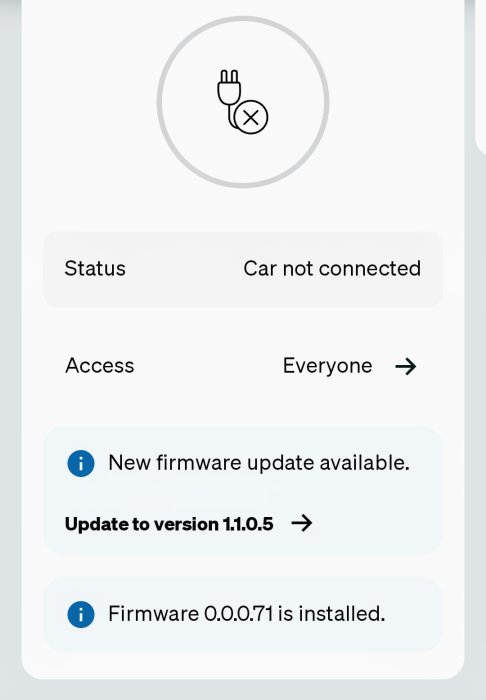 Digital skärm visar att bil inte är ansluten, ny firmwareuppdatering tillgänglig, version 1.1.0.5, gammal version 0.0.071 installerad.