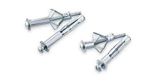 Fyra metalliska genomgående bultar med expanderande delar och muttrar, isolerade på vit bakgrund.