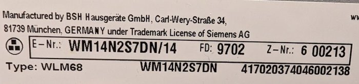 Etikett från BSH Hausgeräte med typbeteckning, serienummer och produktionskod för hushållsapparat.