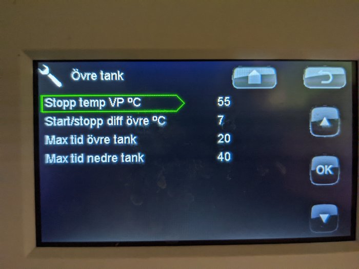 Digital display med inställningar för temperatur och tid för en övre och nedre tank.