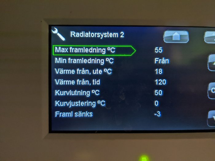 Digital kontrollpanel för värmesystem, inställningar, temperaturvärden i Celsius, på svenska.