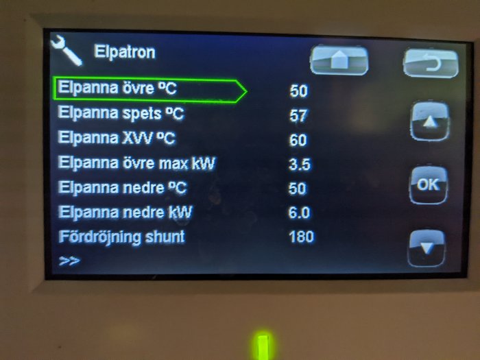 Digital display för uppvärmningssystem med temperatur- och effektinställningar på svenska.