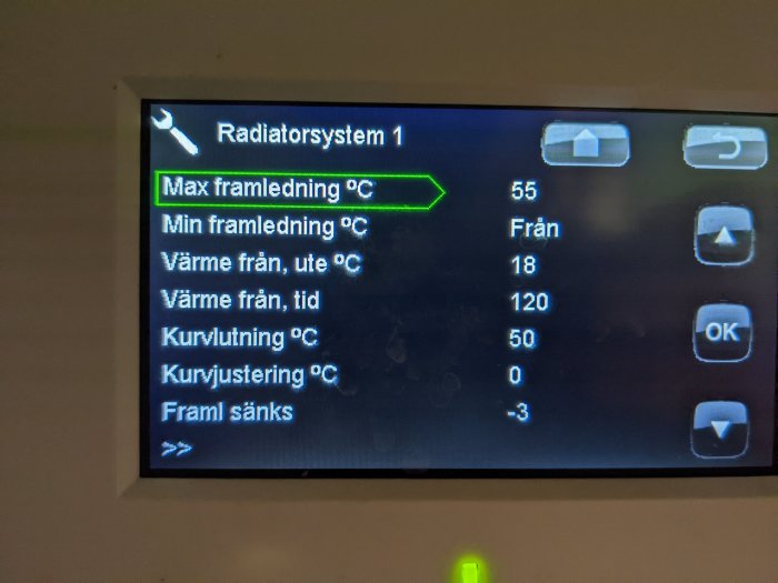 Digital termostat panel, inställningar för radiatorsystem, grön och blå skärmtext, knappar, temperaturinformation.