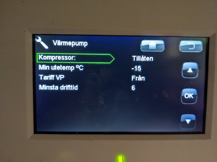 Digital kontrollpanel för värmepump som visar temperaturinställningar och driftinformation på svenska.