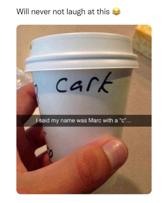 Förväxling av namn "Marc" som skrivits som "Cark" på kaffekopp. Humoristiskt missförstånd med namnskrivning.