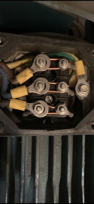 Elanslutningar i en kabelanslutningslåda, isolerade ledningar, koppartrådar, skruva fast termineringar, elektrisk installation.