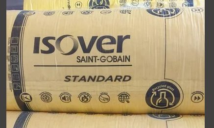 Gula rullar av ISOVER Saint-Gobain isoleringsmaterial, standard tjocklek, bygg- och konstruktionsmaterial.