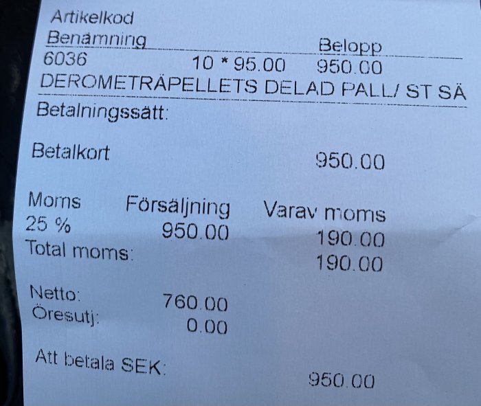 Kvitto på köp av "Derome Träpellets" för 950 SEK, betalat med kort, inkluderar moms på 190 SEK.