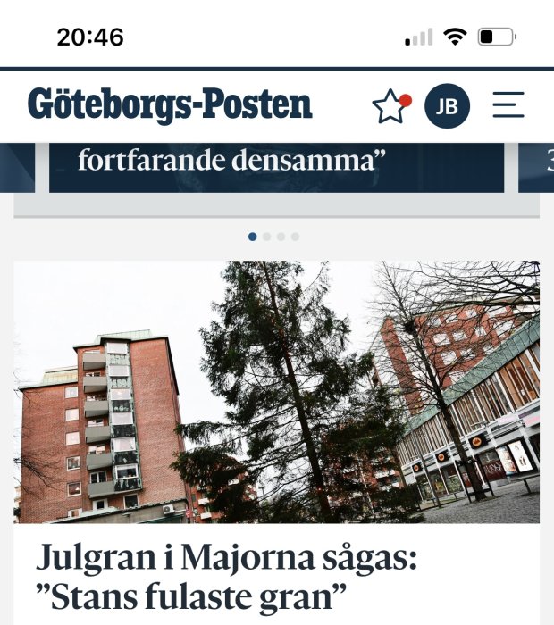 Skärmdump från Göteborgs-Posten, artikel om julgran, stadsmiljö, byggnader, träd, molnig himmel, gatuvy.