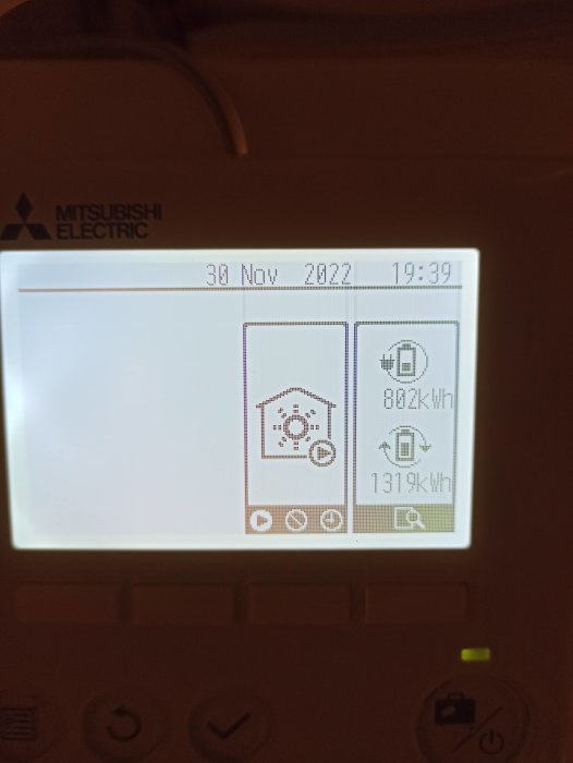 Värmepumpsdisplay visar energianvändning och datum, Mitsubishi Electric, inomhus, upplyst skärm.