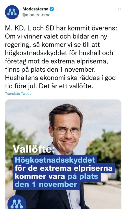 Man i kostym ler, politiskt löfte om elkostnadsskydd, Moderaterna, blå text och symbol.