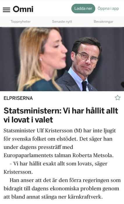 Två personer i förgrunden på en nyhetsartikel om elpriser och politiska löften.