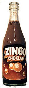 Zingo Choklad-flaskbild, brun dryck, bubblor, glasflaska, vit kapsyl, märkeslogo, söt läsk, svenska, chokladsmak.