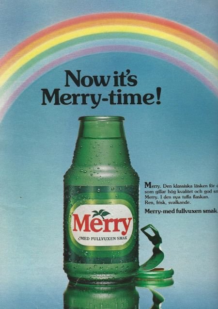 En grön flaska med "Merry"-logotyp framför en regnbåge. Text ovanpå: "Now it's Merry-time!" Reklam för dryck.