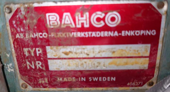 Röd och vit Bahco-skylt; sliten; tillverkningsdetaljer; "Made in Sweden"; från Enköping.