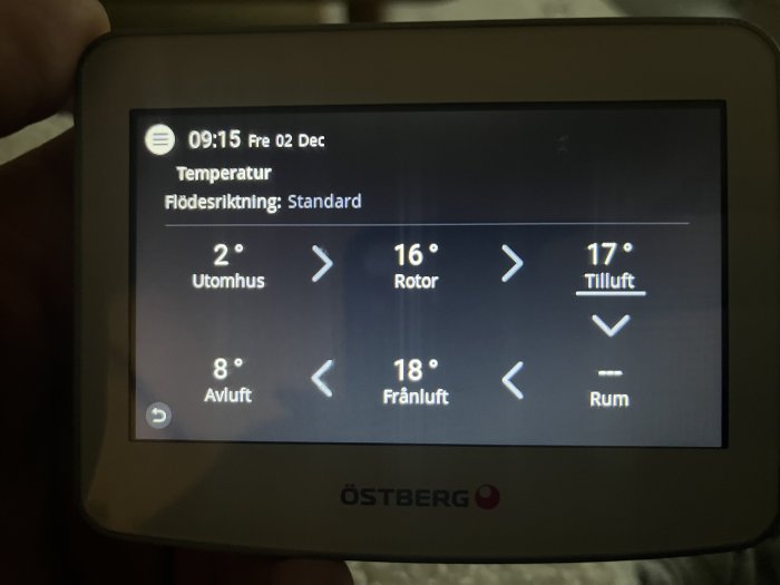 Digital kontrollpanel visar temperaturer för flera funktioner, t.ex. utomhus, avluft, rotor, frånluft, tilluft.