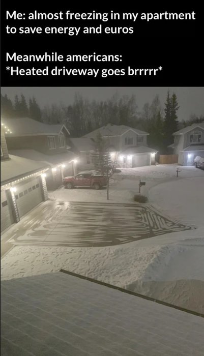 Snöigt bostadsområde vid natt, uppvärmd uppfart smälter snö, hus med julbelysning, ironisk text om energiförbrukning.