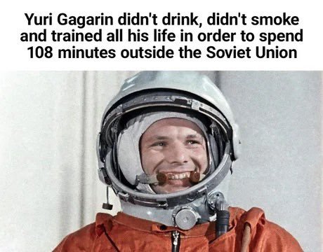 Glad astronaut i hjälm och dräkt med text om träning och 108 minuters rymdfärd.