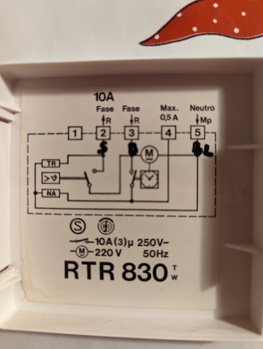 El-schema, anslutningar, säkringar, transformator, motor, elektrisk märkning "RTR 830", teknisk illustration, vit bakgrund.