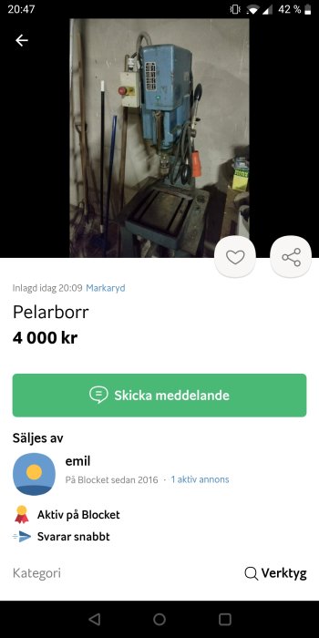 Blå pelarborr i verkstadsmiljö till salu på en annonssida, pris angivet till 4000 kronor.