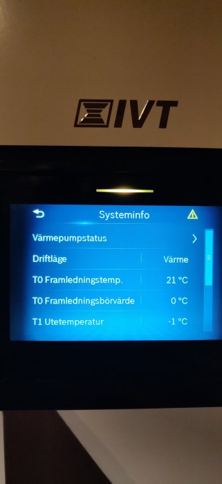 Kontrollpanel för värmepump, visar värmeinställningar och aktuell utomhustemperatur på minus en grad Celsius.