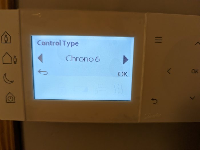 Digital termostatdisplay visar "Control Type: Chrono6" med knappar för användarinteraktion runtomkring.