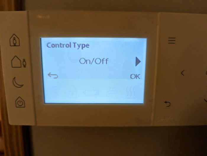 Digital display av ett kontrollsystem, menyskärm med "Control Type On/Off" alternativ, vita knappar, hemautomatisering.