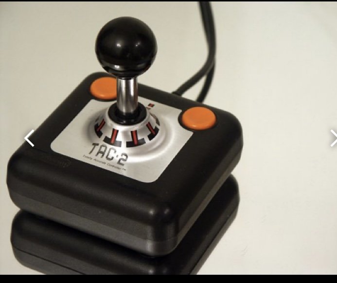 Retro joystick för videospel med svart knopp, två knappar och sladd.