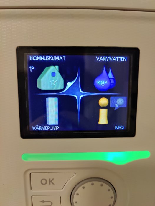 Digital termostatpanel som visar inomhusklimat 19°C, varmvatten 48°C med värme- och info-ikoner.