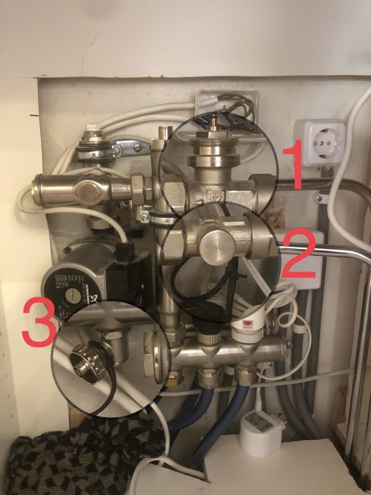 Komplex vattenreningsanläggning med rör, filter och elektriska komponenter i ett utrymme, numrerad för visuell referens.