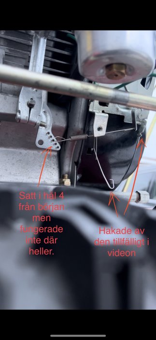 Motorcykelmekanik; fjäder och kabel avkopplad; anmärkningar om funktionsproblem; fokus på detaljdelar.