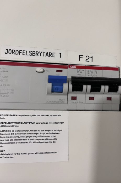 ABB jordfelsbrytare och automatsäkringar, instruktionslapp, elektrisk säkerhetsutrustning, vägg.