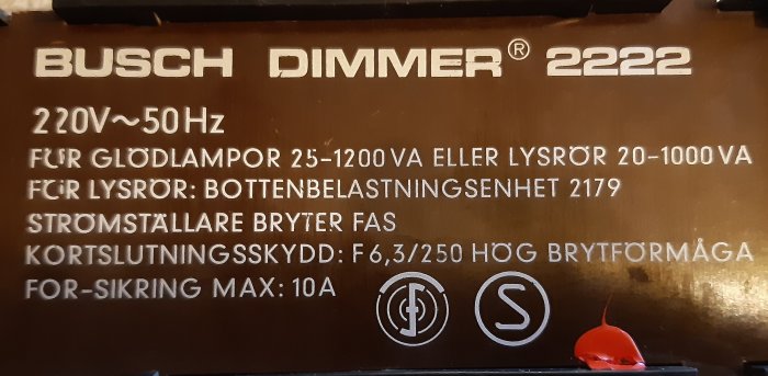 Teknisk etikett för dimmer, Busch Dimmer 2222, specifikationer för glödlampor, lysrör, överbelastningsskydd och säkring.