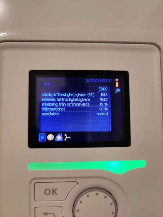 Digital display visar serviceinformation, sannolikt för ett VVS-system eller liknande. Grönt ljus indikerar normal funktion.