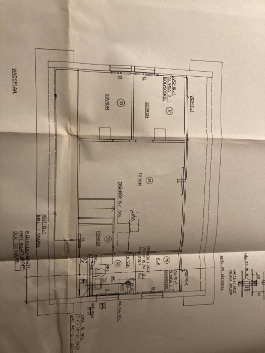 Arkitektritning, bostadsplan, sovrum, badrum, kök, vardagsrum, matplats, skalad, text och mått, beskrivande etiketter, vikt.